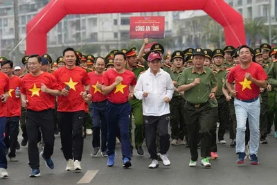Các đại biểu tham gia Ngày chạy Olympic “Vì sức khỏe toàn dân-Vì an ninh Tổ quốc”.