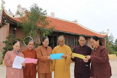 Các chư tăng, phật tử chùa Trúc Lâm Cô Tô theo dõi thông tin của các ứng cử viên ứng cử lần này.