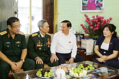 Phó Chủ tịch Quốc hội Nguyễn Khắc Định trò chuyện, thăm hỏi bệnh binh Hoàng Tài Liêm.