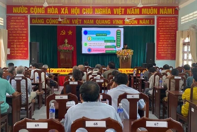 Các báo cáo viên của Sở Ngoại vụ và Biên phòng tuyên truyền cho ngư dân.