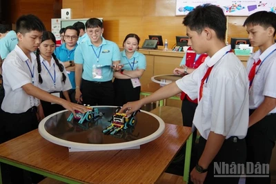 Cuộc thi không chỉ đo lường năng lực lập trình và thiết kế robot, mà còn đánh thức niềm đam mê khoa học ở các em học sinh.