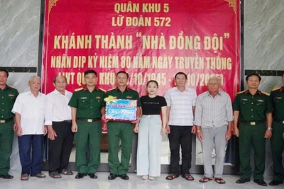 Thượng tá Nguyễn Thanh Đàn, Phó Chính ủy Lữ đoàn 572 tặng quà và bàn giao nhà cho Thượng úy quân nhân chuyên nghiệp Nguyễn Tấn Thành.