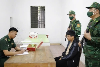 Đối tượng Nguyễn Anh Tuấn tại Đồn Biên phòng cửa khẩu quốc tế Móng Cái.