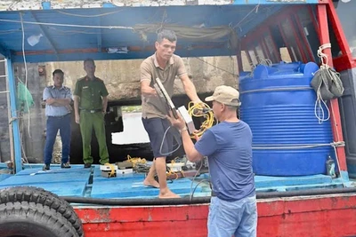 Lực lượng chức năng thu giữ các thiết bị giám sát hành trình bị các đối tượng tháo khỏi tàu.