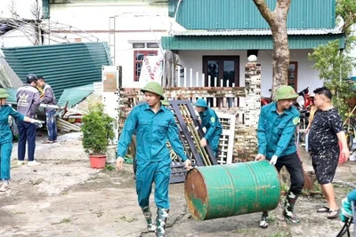 Cán bộ, chiến sĩ Ban Chỉ huy quân sự xã Đầm Hà (Quảng Ninh) giúp nhân dân khắc phục hậu quả do giông lốc gây ra.