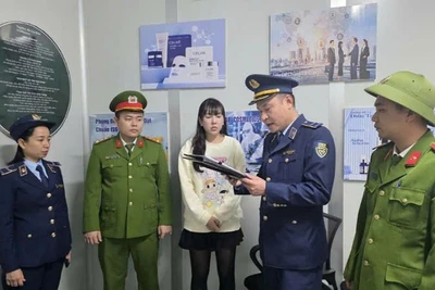 Lực lượng Công an và Quản lý thị trường tiến hành kiểm tra tại xưởng sản xuất mỹ phẩm giả do Vũ Thị Thu Hà cầm đầu.