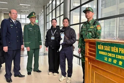 Đối tượng Nhài cùng tang vật tại bục kiểm soát nhập cảnh cửa khẩu quốc tế Móng Cái, Quảng Ninh.