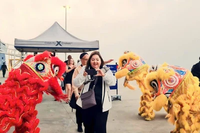 Du khách tàu biển quốc tế đến "xông đất" Hạ Long trong ngày 1/1/2026.