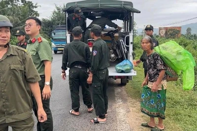 Lực lượng chức năng vận động người dân di chuyển đến nơi an toàn tránh bão, tại Gia Lai. (Ảnh: LƯƠNG TÙNG)