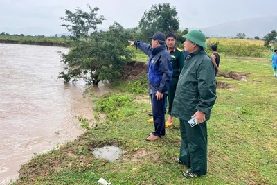 Ban Chỉ huy Phòng thủ khu vực 5-Ayun Pa và chính quyền địa phương chỉ đạo công tác ứng cứu người dân bị cô lập do mưa lũ. (Ảnh HUY BẮC).