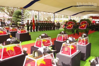 Dâng hoa, dâng hương tưởng niệm các Anh hùng liệt sĩ. 