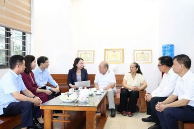 Phó Chủ tịch nước Võ Thị Ánh Xuân thăm, tặng quà gia đình thương binh Đoàn Giang Hảo ở tổ 6, khu 2A, phường Hạ Long, Quảng Ninh.