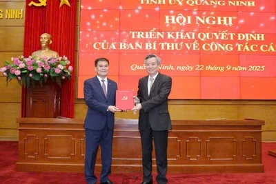 Đồng chí Nguyễn Quang Dương, Phó Trưởng Ban Tổ chức Trung ương, trao Quyết định cho đồng chí Bùi Văn Khắng, Phó Bí thư Tỉnh ủy Quảng Ninh.