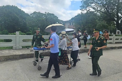 Cán bộ, chiến sĩ Trạm Biên phòng Cửa khẩu quốc tế Móng Cái bàn giao công dân Trung Quốc về nước.