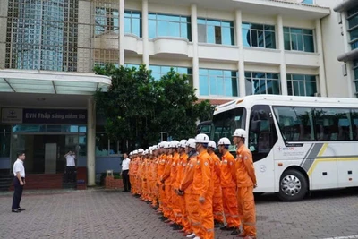 Đội xung kích của Công ty Điện lực Quảng Ninh trước giờ lên đường vào hỗ trợ tỉnh Hà Tĩnh.