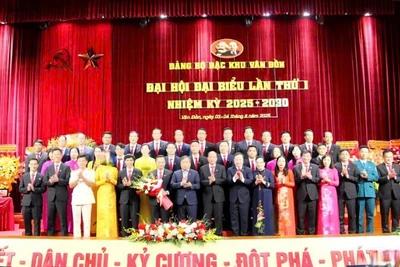 Các đại biểu Trung ương và tỉnh tặng hoa chúc mừng Ban Chấp hành Đảng bộ đặc khu Vân Đồn lần thứ I, nhiệm kỳ 2025-2030.