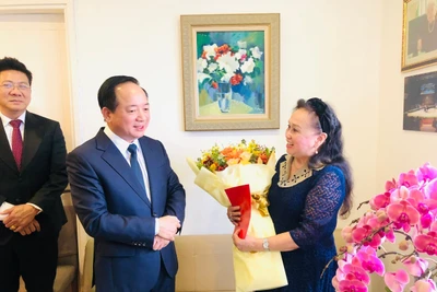 Đồng chí Đại tướng Trịnh Văn Quyết, Bí thư Trung ương Đảng, Trưởng Ban Tuyên giáo và Dân vận Trung ương tặng hoa chúc mừng Giáo sư, Nhà giáo nhân dân Trần Thu Hà.