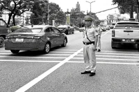 Trung tá Lao Hoàng Hải trong một buổi tuần tra, kiểm soát bảo đảm trật tự an toàn giao thông tại phường Phan Đình Phùng, tỉnh Thái Nguyên năm 2025.