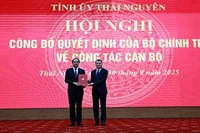 Đồng chí Lê Minh Hưng trao quyết định của Bộ Chính trị điều động, phân công, chỉ định đồng chí Trịnh Xuân Trường giữ chức Bí thư Tỉnh ủy Thái Nguyên.