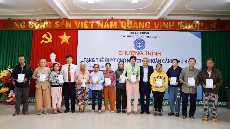 Agribank đồng hành cùng Bảo hiểm xã hội Việt Nam, trao tặng thẻ bảo hiểm y tế cho người có hoàn cảnh khó khăn tại tỉnh Đắk Lắk năm 2025.