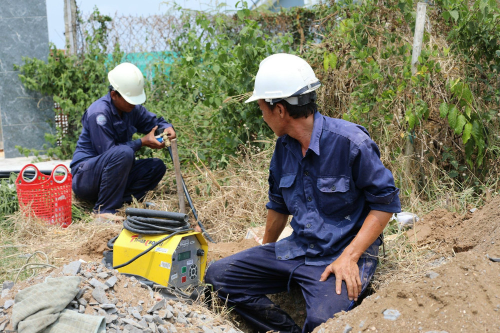 Nhân viên gắn đồng hồ nước tại các xã thuộc khu vực Cần Giờ.