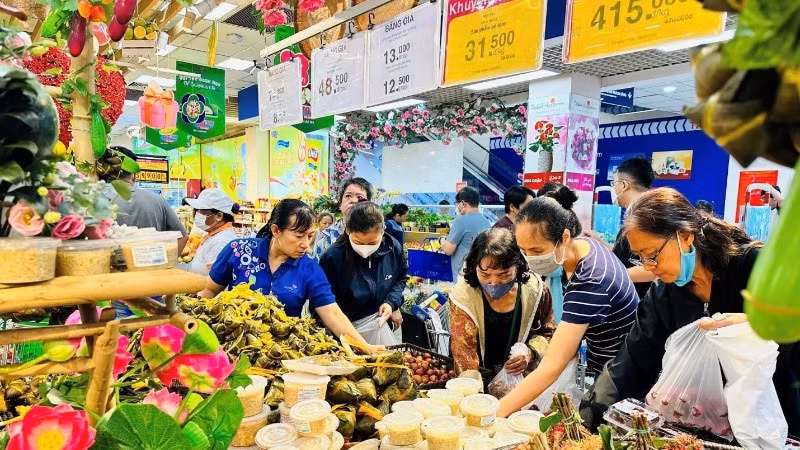 Mua trái cây nhân dịp Tết Đoan Ngọ tại một siêu thị Co.opmart.