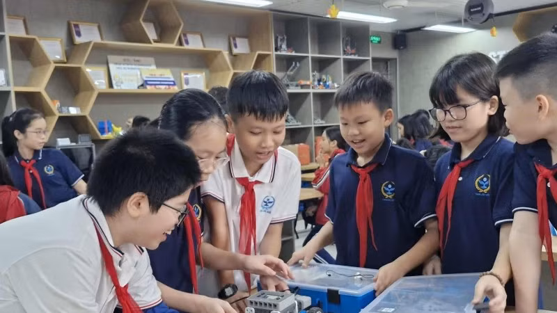 Mỗi góc học tập trong phòng thực hành STEM Petrovietnam tại Trường THCS Cầu Giấy đều được thiết kế mở, giúp học sinh có thể dễ dàng di chuyển, thảo luận và làm việc nhóm.