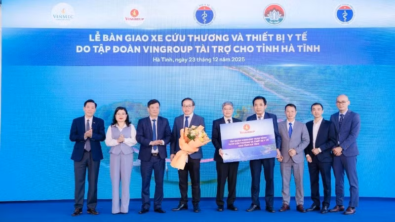 Tập đoàn Vingroup trao tặng 15 xe cấp cứu và thiết bị y tế cho tỉnh Hà Tĩnh.