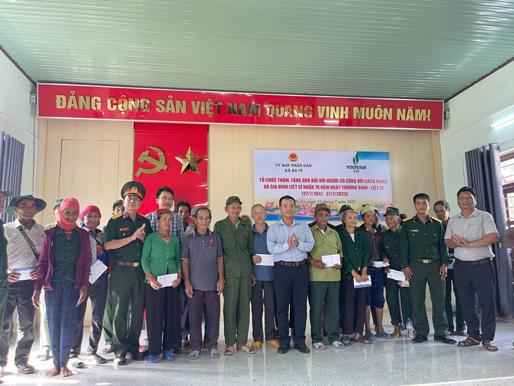 Đại diện Hội Cựu chiến binh BSR thăm hỏi, tặng quà cho các gia đình có công tại Ủy ban nhân dân xã Ba Vì, tỉnh Quảng Ngãi. bsr-6.jpg