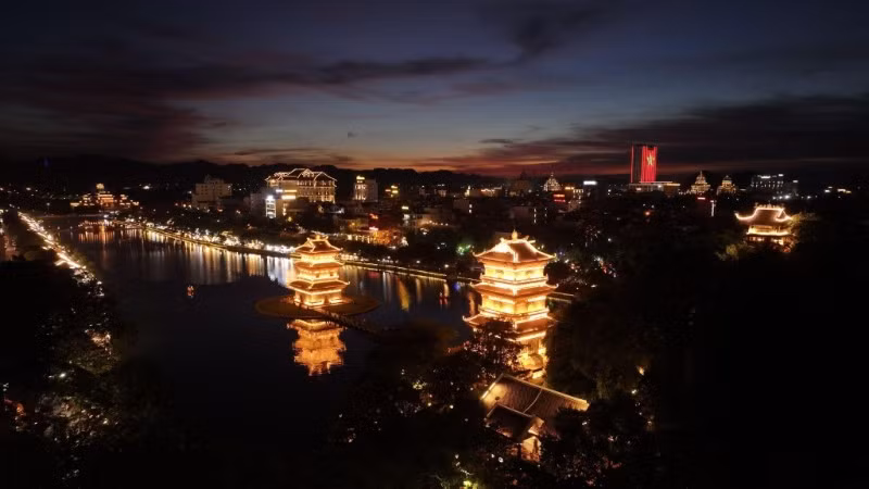 Phố cổ Hoa Lư về đêm.