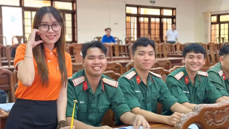 Chương trình “Tiếp bước người lính” hướng tới các thí sinh đã hoàn thành nghĩa vụ quân sự hoặc nghĩa vụ Công an nhân dân, nhập học FPT Polytechnic trong năm 2026.
