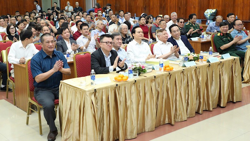 Nhiều đại biểu dự lễ ra mắt cuốn sách "Con đường tương lai" của nhà văn, nhà nghiên cứu Nguyễn Xuân Tuấn.