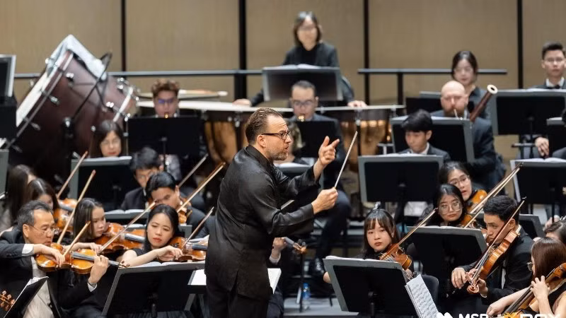Hòa nhạc Melody of Triumph là một trong những chương trình nghệ thuật quốc tế ROX Group đồng hành.