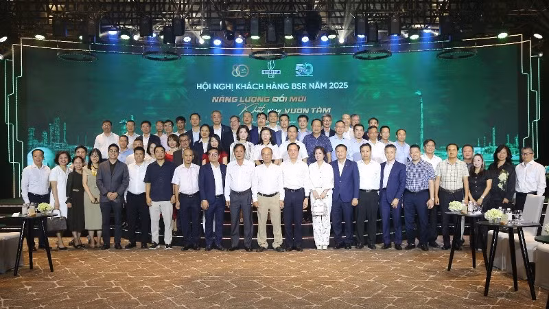 Lãnh đạo ban, bộ ngành Trung ương, Petrovietnam, BSR và quý khách hàng, đối tác tham dự hội nghị chụp ảnh lưu niệm.