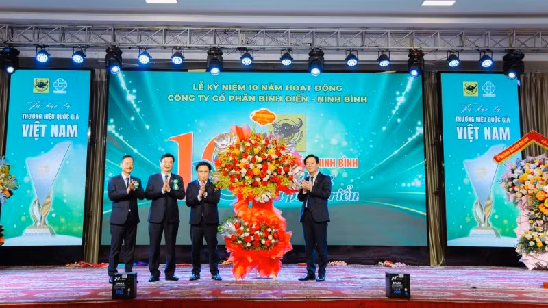 Ông Ngô Văn Đông – Chủ tịch HĐQT Công ty tặng hoa ghi nhận những thành tích mà Công ty CP Bình Điền Ninh Bình đạt được.