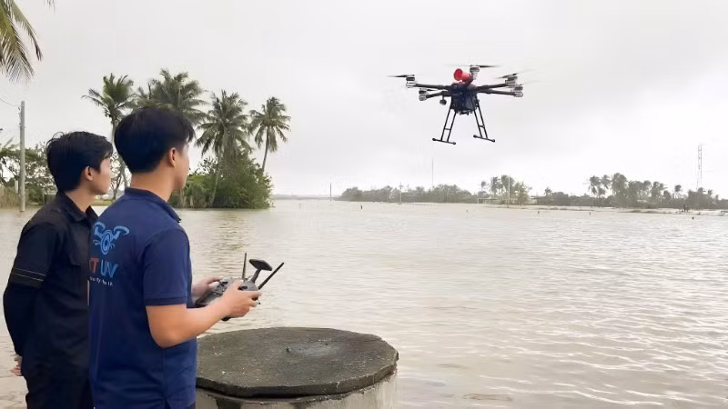 Các UAV của CT UAV xác định vị trí người dân cần giúp đỡ và vận chuyển nhu yếu phẩm tại xã Hòa Xuân Đông (Phú Yên cũ).