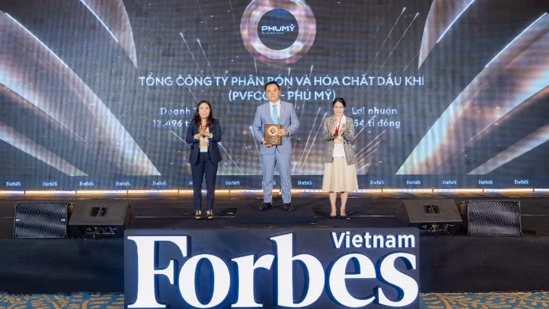 Ông Nguyễn Xuân Hòa - Chủ tịch Hội đồng Quản trị Phú Mỹ-PVFCCo nhận Danh hiệu Top 50 công ty niêm yết tốt nhất Việt Nam 2025.