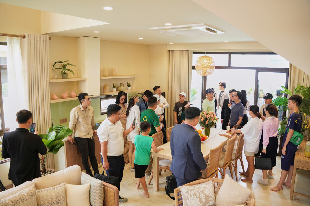 Khách hàng tham quan nhà mẫu Sông Town anh-2-30.jpg