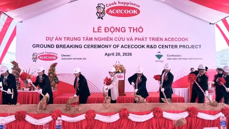 Ban lãnh đạo công ty cùng các đối tác tiến hành nghi thức trong buổi Lễ động thổ.