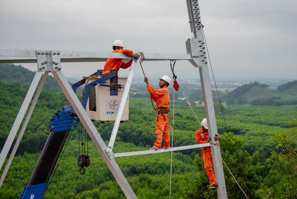 Năm 2024 , EVN đã tập trung mọi nguồn lực đẩy nhanh tiến độ thi công đường dây 500kv mạch 3. Năm 2024 , EVN đã tập trung mọi nguồn lực đẩy nhanh tiến độ thi công đường dây 500kv mạch 3.