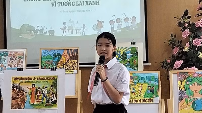 Em Nông Thái Bảo Hân thuyết trình nội dung bức tranh mang thông điệp mạnh mẽ về sự cần thiết bảo vệ rừng, bảo vệ môi trường sống của chúng ta.