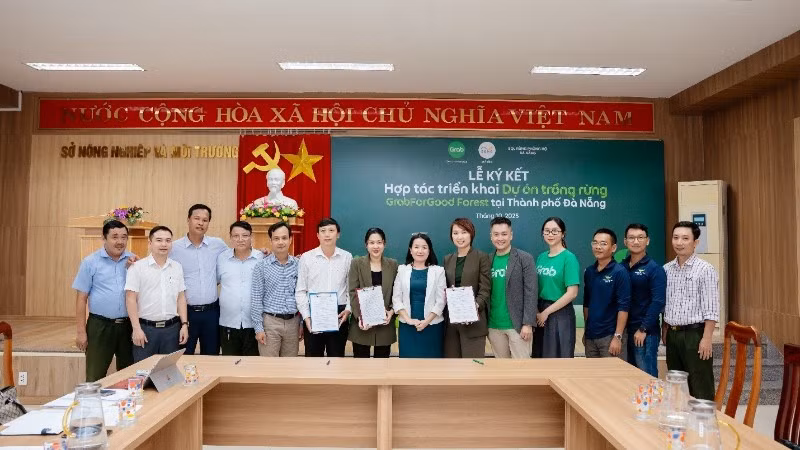 Lễ ký kết dự án trồng rừng GrabForGoodForest giữa Grab Việt Nam và Ban quản lý rừng phòng hộ thành phố Đà Nẵng.