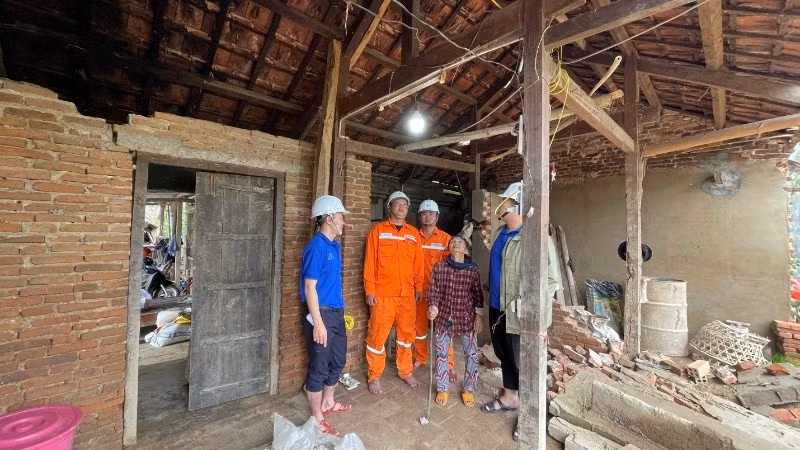 Điện sáng trở lại trong những ngôi nhà vùng tâm bão, tâm lũ Đắk Lắk.