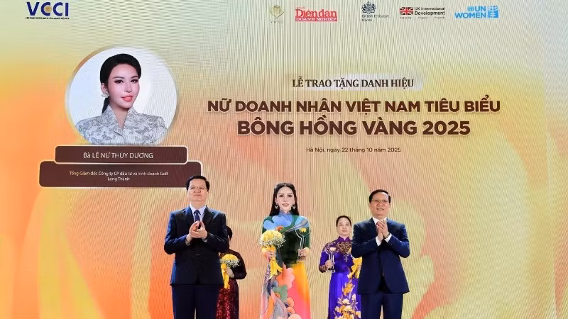 Phó Thủ tướng Chính phủ Mai Văn Chính và Chủ tịch VCCI Phạm Tấn Công trao danh hiệu Bông hồng vàng cho bà Lê Nữ Thùy Dương.