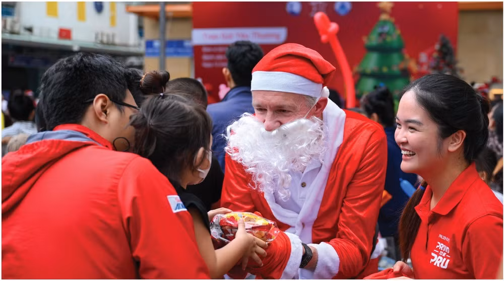 Ông Conor Martin O'Neill, Phó Tổng Giám đốc Tài chính Prudential Việt Nam hóa trang thành ông già Noel mang những phần quà ý nghĩa và niềm vui trong mùa Giáng sinh này.