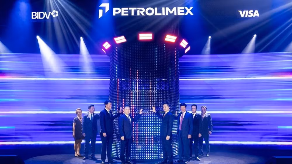 Phó Thống đốc Ngân hàng Nhà nước Việt Nam Nguyễn Ngọc Cảnh cùng Lãnh đạo BIDV, Petrolimex, Visa thực hiện nghi thức ra mắt Bộ thẻ đồng thương hiệu.