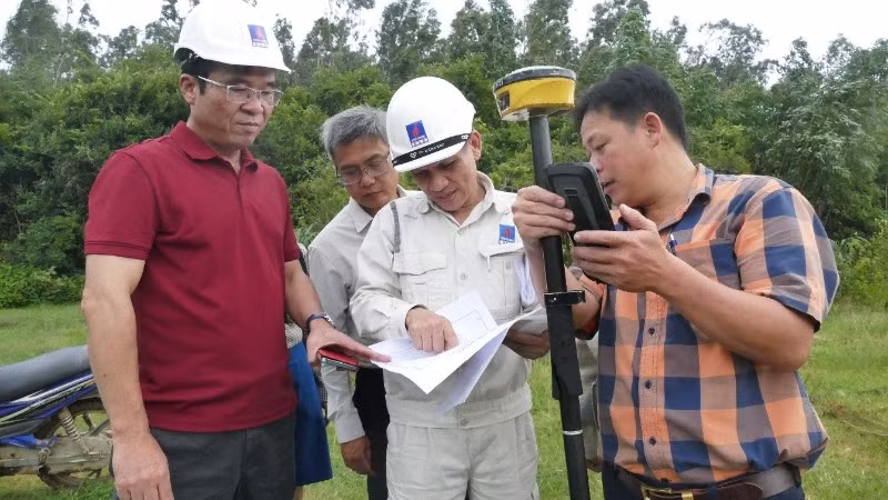 Các bên tiến hành đo đạc, cắm mốc tại hiện trường.