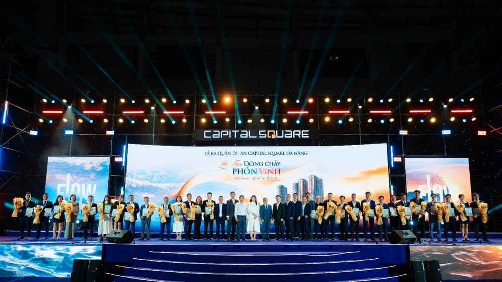 Cũng trong sự kiện, chủ đầu tư đã trao giấy chứng nhận hợp tác chiến lược với 29 đại lý bất động sản uy tín trên khắp cả nước. capital-dn-2.jpg