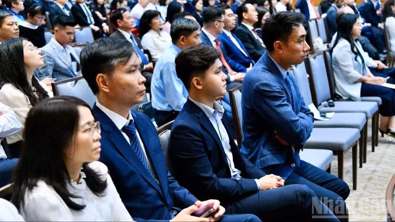 Các đồng chí lãnh đạo cùng với cộng đồng doanh nghiệp tại hội nghị.