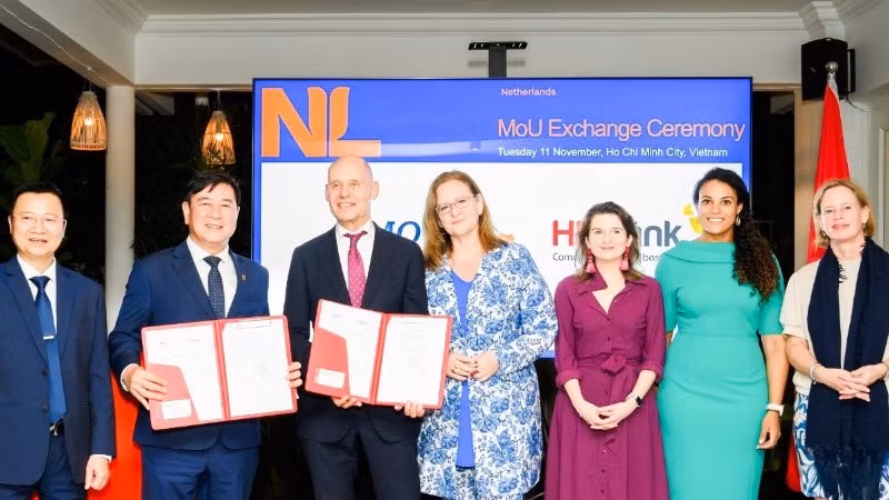 Ngài Kees van Baar – Đại sứ đặc mệnh toàn quyền Vương quốc Hà Lan tại Việt Nam và Ông Trần Hoài Nam – Phó Tổng Giám đốc Thường trực HDBank trao Biên bản ghi nhớ (MoU) trước sự chứng kiến của Ngài Aukje de Vries – Bộ trưởng Ngoại thương và Phát triển Vương quốc Hà Lan.